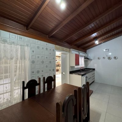 Casa Residencial com 305m², 3 quartos (sendo 3 suítes), 3 garagens, no bairro Pântano Do Sul em Florianópolis
