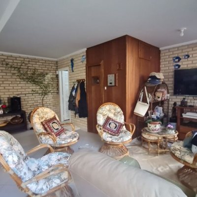 Casa Residencial com 305m², 3 quartos (sendo 3 suítes), 3 garagens, no bairro Pântano Do Sul em Florianópolis