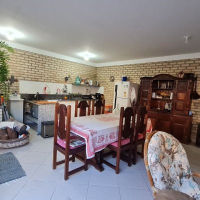 Casa Residencial com 305m², 3 quartos (sendo 3 suítes), 3 garagens, no bairro Pântano Do Sul em Florianópolis