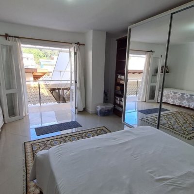 Casa Residencial com 305m², 3 quartos (sendo 3 suítes), 3 garagens, no bairro Pântano Do Sul em Florianópolis