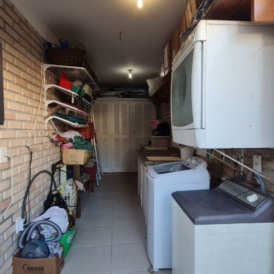 Casa Residencial com 305m², 3 quartos (sendo 3 suítes), 3 garagens, no bairro Pântano Do Sul em Florianópolis