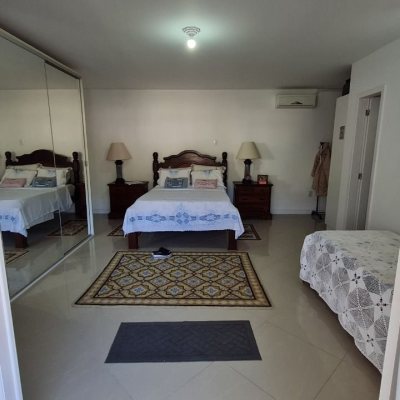 Casa Residencial com 305m², 3 quartos (sendo 3 suítes), 3 garagens, no bairro Pântano Do Sul em Florianópolis