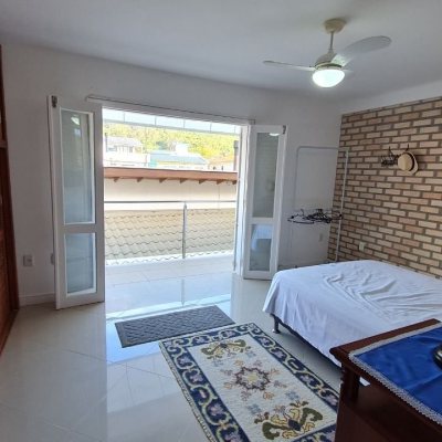 Casa Residencial com 305m², 3 quartos (sendo 3 suítes), 3 garagens, no bairro Pântano Do Sul em Florianópolis