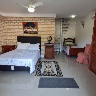 Casa Residencial com 305m², 3 quartos (sendo 3 suítes), 3 garagens, no bairro Pântano Do Sul em Florianópolis