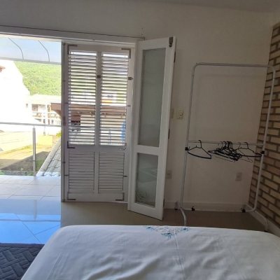 Casa Residencial com 305m², 3 quartos (sendo 3 suítes), 3 garagens, no bairro Pântano Do Sul em Florianópolis
