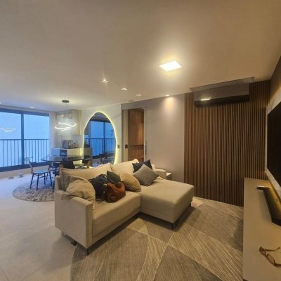 Apartamentos com 94m², 3 quartos (sendo 1 suíte), 2 garagens, no bairro Estreito em Florianópolis