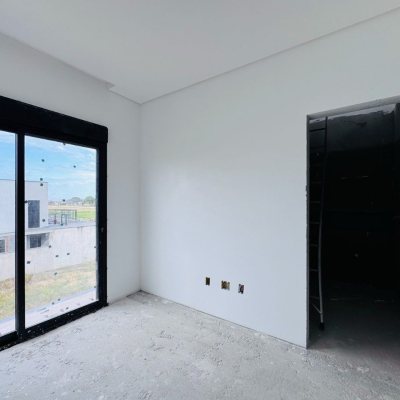 Casa Residencial com 174m², 3 quartos (sendo 3 suítes), 2 garagens, no bairro Campeche em Florianópolis