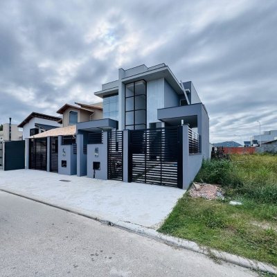 Casa Residencial com 174m², 3 quartos (sendo 3 suítes), 2 garagens, no bairro Campeche em Florianópolis