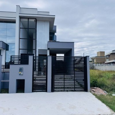 Casa Residencial com 174m², 3 quartos (sendo 3 suítes), 2 garagens, no bairro Campeche em Florianópolis