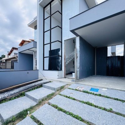 Casa Residencial com 174m², 3 quartos (sendo 3 suítes), 2 garagens, no bairro Campeche em Florianópolis