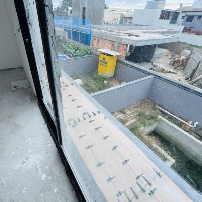 Casa Residencial com 174m², 3 quartos (sendo 3 suítes), 2 garagens, no bairro Campeche em Florianópolis