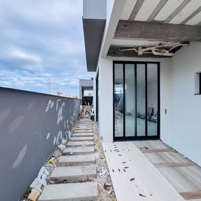 Casa Residencial com 174m², 3 quartos (sendo 3 suítes), 2 garagens, no bairro Campeche em Florianópolis