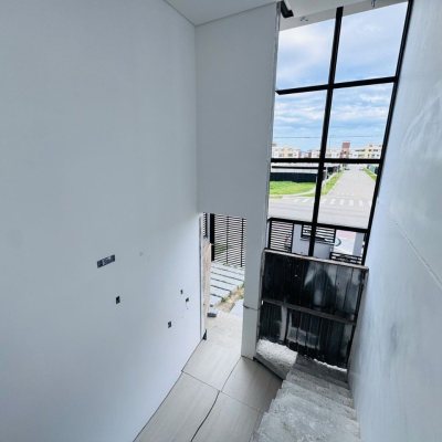 Casa Residencial com 174m², 3 quartos (sendo 3 suítes), 2 garagens, no bairro Campeche em Florianópolis