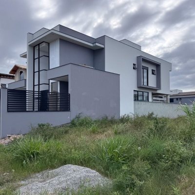Casa Residencial com 174m², 3 quartos (sendo 3 suítes), 2 garagens, no bairro Campeche em Florianópolis