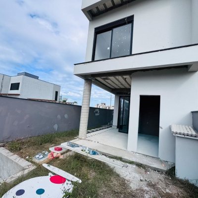 Casa Residencial com 174m², 3 quartos (sendo 3 suítes), 2 garagens, no bairro Campeche em Florianópolis