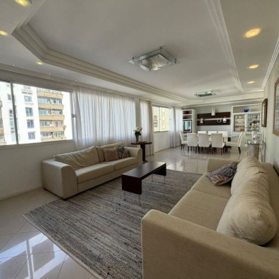 Apartamentos com 218m², 4 quartos (sendo 2 suítes), 2 garagens, no bairro Centro em Florianópolis