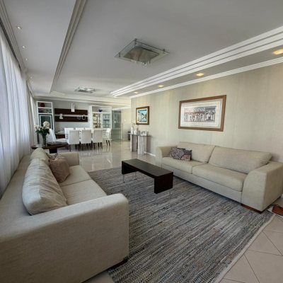 Apartamentos com 218m², 4 quartos (sendo 2 suítes), 2 garagens, no bairro Centro em Florianópolis