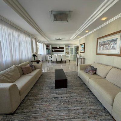 Apartamentos com 218m², 4 quartos (sendo 2 suítes), 2 garagens, no bairro Centro em Florianópolis