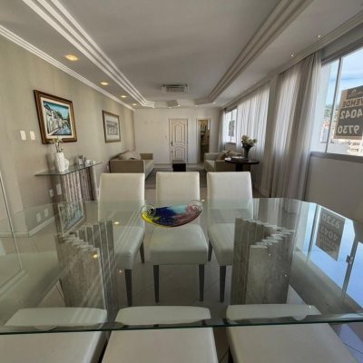 Apartamentos com 218m², 4 quartos (sendo 2 suítes), 2 garagens, no bairro Centro em Florianópolis