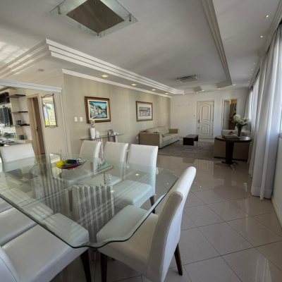 Apartamentos com 218m², 4 quartos (sendo 2 suítes), 2 garagens, no bairro Centro em Florianópolis