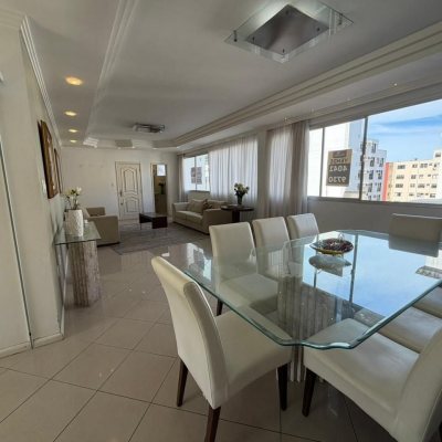 Apartamentos com 218m², 4 quartos (sendo 2 suítes), 2 garagens, no bairro Centro em Florianópolis