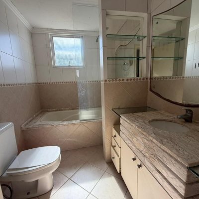 Apartamentos com 218m², 4 quartos (sendo 2 suítes), 2 garagens, no bairro Centro em Florianópolis