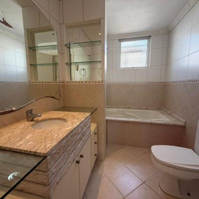 Apartamentos com 218m², 4 quartos (sendo 2 suítes), 2 garagens, no bairro Centro em Florianópolis