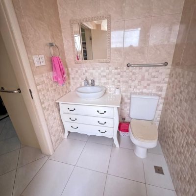 Apartamentos com 218m², 4 quartos (sendo 2 suítes), 2 garagens, no bairro Centro em Florianópolis