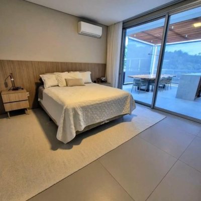 Cobertura com 297m², 3 quartos (sendo 3 suítes), 2 garagens, no bairro Jurerê Internacional em Florianópolis