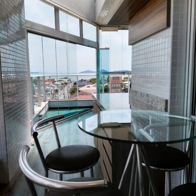 Cobertura com 180m², 3 quartos (sendo 3 suítes), 3 garagens, no bairro Balneário em Florianópolis