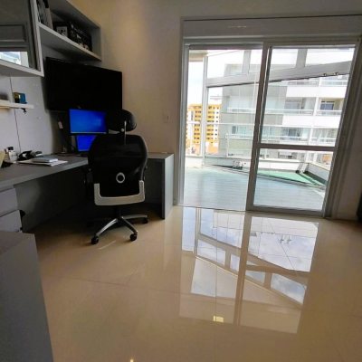 Cobertura com 180m², 3 quartos (sendo 3 suítes), 3 garagens, no bairro Balneário em Florianópolis