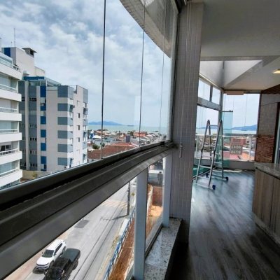 Cobertura com 180m², 3 quartos (sendo 3 suítes), 3 garagens, no bairro Balneário em Florianópolis