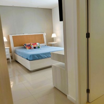 Cobertura com 180m², 3 quartos (sendo 3 suítes), 3 garagens, no bairro Balneário em Florianópolis