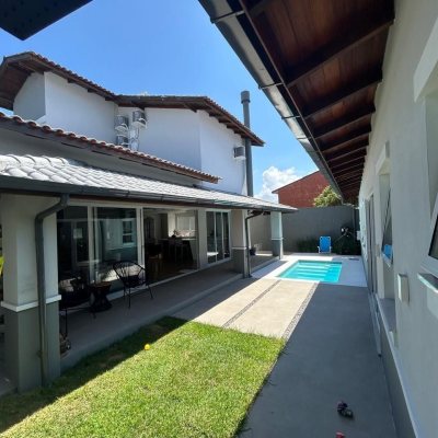 Casa Residencial com 234m², 4 quartos (sendo 2 suítes), 2 garagens, no bairro Campeche em Florianópolis