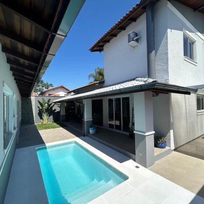Casa Residencial com 234m², 4 quartos (sendo 2 suítes), 2 garagens, no bairro Campeche em Florianópolis