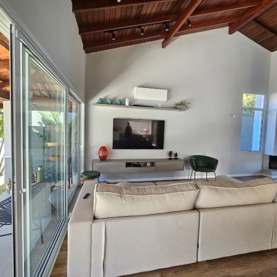 Casa Residencial com 234m², 4 quartos (sendo 2 suítes), 2 garagens, no bairro Campeche em Florianópolis