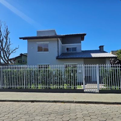 Casa Residencial com 234m², 4 quartos (sendo 2 suítes), 2 garagens, no bairro Campeche em Florianópolis