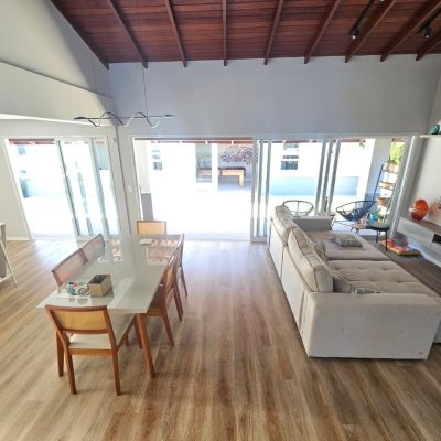 Casa Residencial com 234m², 4 quartos (sendo 2 suítes), 2 garagens, no bairro Campeche em Florianópolis