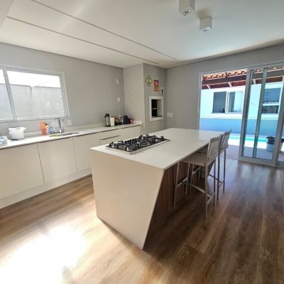 Casa Residencial com 234m², 4 quartos (sendo 2 suítes), 2 garagens, no bairro Campeche em Florianópolis