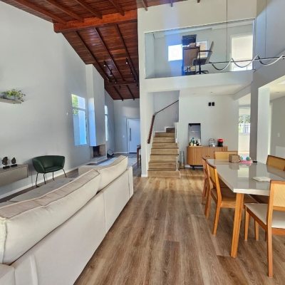 Casa Residencial com 234m², 4 quartos (sendo 2 suítes), 2 garagens, no bairro Campeche em Florianópolis