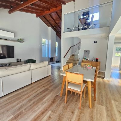 Casa Residencial com 234m², 4 quartos (sendo 2 suítes), 2 garagens, no bairro Campeche em Florianópolis