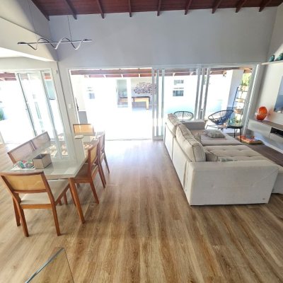 Casa Residencial com 234m², 4 quartos (sendo 2 suítes), 2 garagens, no bairro Campeche em Florianópolis