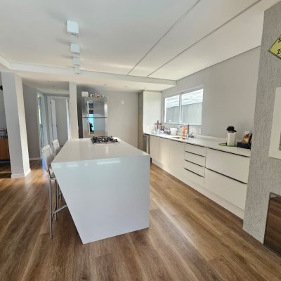 Casa Residencial com 234m², 4 quartos (sendo 2 suítes), 2 garagens, no bairro Campeche em Florianópolis