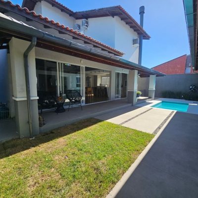 Casa Residencial com 234m², 4 quartos (sendo 2 suítes), 2 garagens, no bairro Campeche em Florianópolis