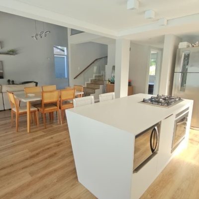 Casa Residencial com 234m², 4 quartos (sendo 2 suítes), 2 garagens, no bairro Campeche em Florianópolis