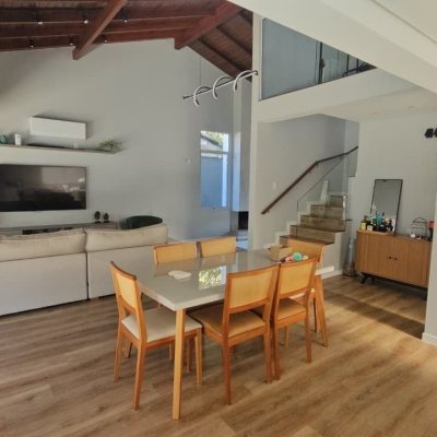 Casa Residencial com 234m², 4 quartos (sendo 2 suítes), 2 garagens, no bairro Campeche em Florianópolis
