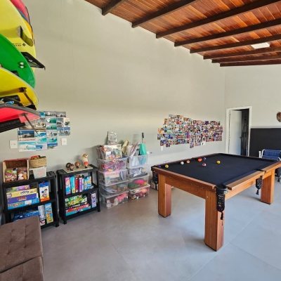 Casa Residencial com 234m², 4 quartos (sendo 2 suítes), 2 garagens, no bairro Campeche em Florianópolis