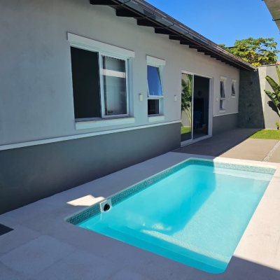 Casa Residencial com 234m², 4 quartos (sendo 2 suítes), 2 garagens, no bairro Campeche em Florianópolis