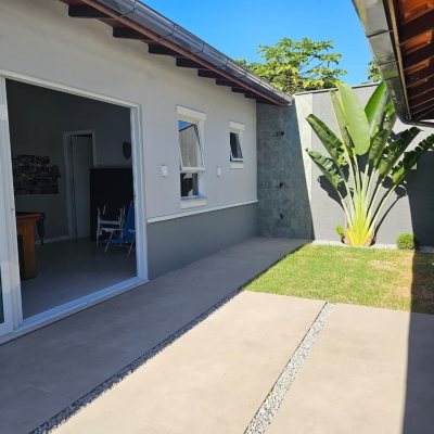 Casa Residencial com 234m², 4 quartos (sendo 2 suítes), 2 garagens, no bairro Campeche em Florianópolis