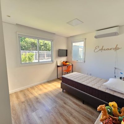 Casa Residencial com 234m², 4 quartos (sendo 2 suítes), 2 garagens, no bairro Campeche em Florianópolis